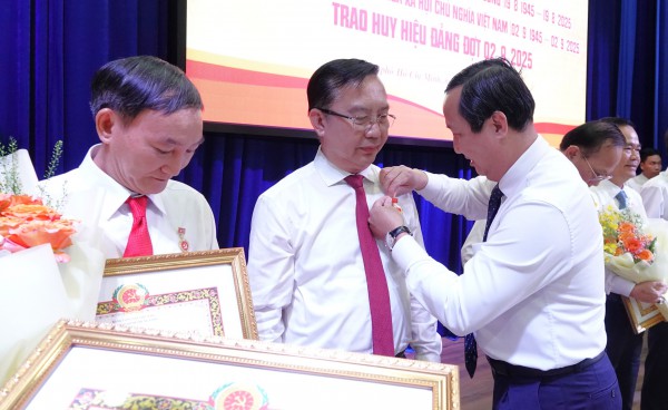 Giám đốc Sở Văn hóa - Thể thao TP.HCM Trần Thế Thuận nhận Huy hiệu Đảng Giám đốc Sở Văn hóa - Thể thao TP.HCM Trần Thế Thuận nhận Huy hiệu Đảng