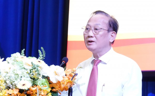 Giám đốc Sở Văn hóa - Thể thao TP.HCM Trần Thế Thuận nhận Huy hiệu Đảng Giám đốc Sở Văn hóa - Thể thao TP.HCM Trần Thế Thuận nhận Huy hiệu Đảng