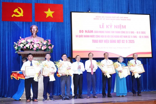 Giám đốc Sở Văn hóa - Thể thao TP.HCM Trần Thế Thuận nhận Huy hiệu Đảng Giám đốc Sở Văn hóa - Thể thao TP.HCM Trần Thế Thuận nhận Huy hiệu Đảng