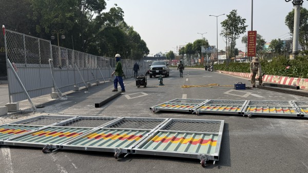 Giáp tết, dựng rào chắn làm hầm chui quốc lộ 13 có ảnh hưởng đến dân? Giáp tết, dựng rào chắn làm hầm chui quốc lộ 13 có ảnh hưởng đến dân?