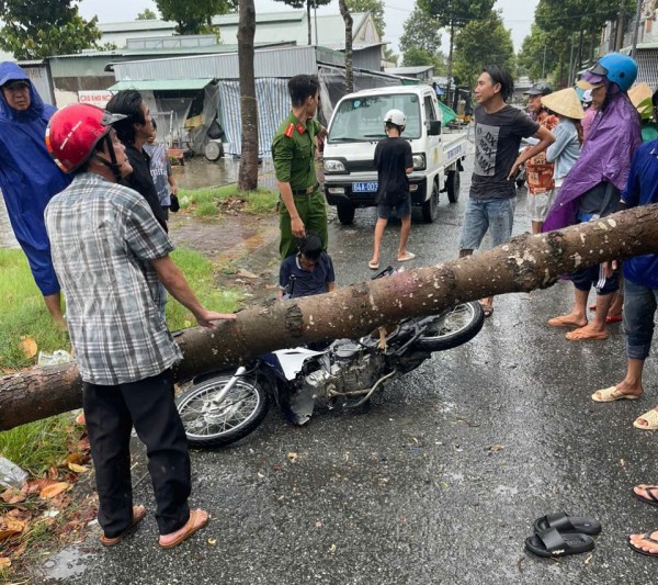 Giông lốc làm sập và tốc mái 18 căn nhà, 1 người bị thương