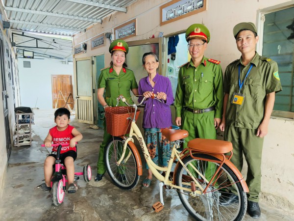 Giữ Tổ quốc bình yên: Câu chuyện tử tế của nữ chỉ huy hết lòng vì dân