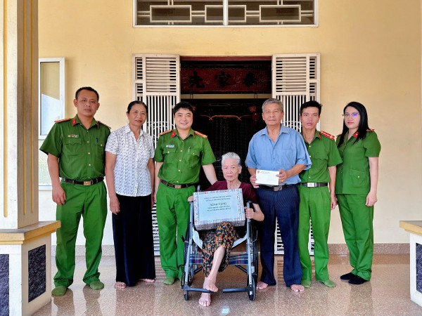 Giữ Tổ quốc bình yên: Từ 'khắc tinh' tội phạm đến người trưởng công an phường của dân