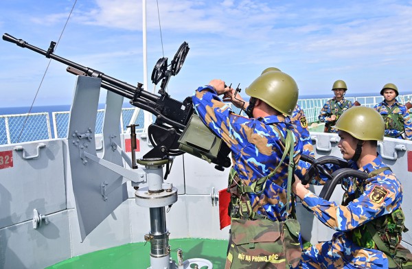 Giữa biển khơi, cán bộ chiến sĩ DK1 hướng về Đại hội XIV của Đảng