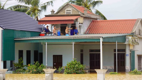 Gồng mình khắc phục hậu quả mưa lũ Gồng mình khắc phục hậu quả mưa lũ