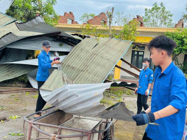 Gồng mình khắc phục hậu quả mưa lũ Gồng mình khắc phục hậu quả mưa lũ