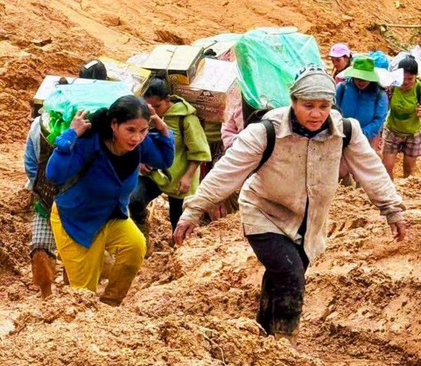 Gùi yêu thương vào vùng núi lở Gùi yêu thương vào vùng núi lở