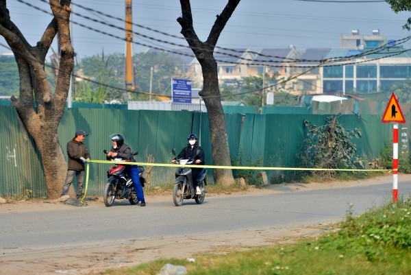 Hà Nội: Chặt hạ, dịch chuyển hàng xà cừ cổ thụ trên đường 70 Hà Nội: Chặt hạ, dịch chuyển hàng xà cừ cổ thụ trên đường 70