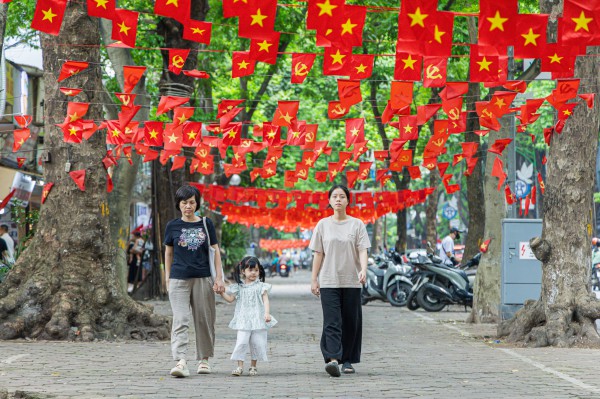 Hà Nội rực rỡ cờ hoa trước thềm Đại hội MTTQ Việt Nam lần thứ XI