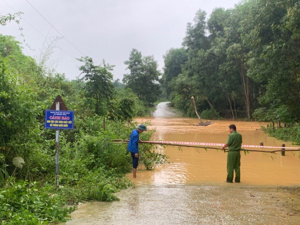Hà Tĩnh: Mưa lớn khiến nhiều nơi bị ngập lụt, sạt lở đất