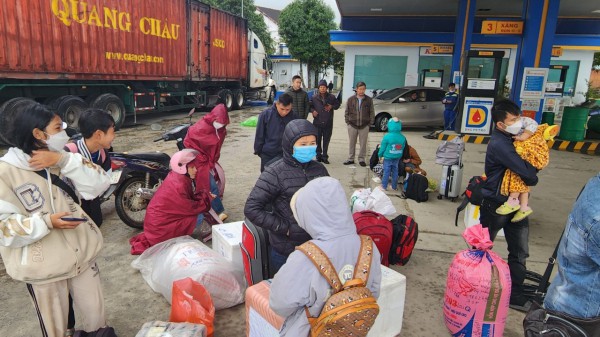 Hà Tĩnh: Người dân đón xe rời quê trong mưa lạnh