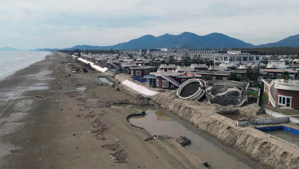 Hà Tĩnh lập đoàn kiểm tra khu nghỉ dưỡng hàng trăm tỉ bị đổ sập do bão Hà Tĩnh lập đoàn kiểm tra khu nghỉ dưỡng hàng trăm tỉ bị đổ sập do bão