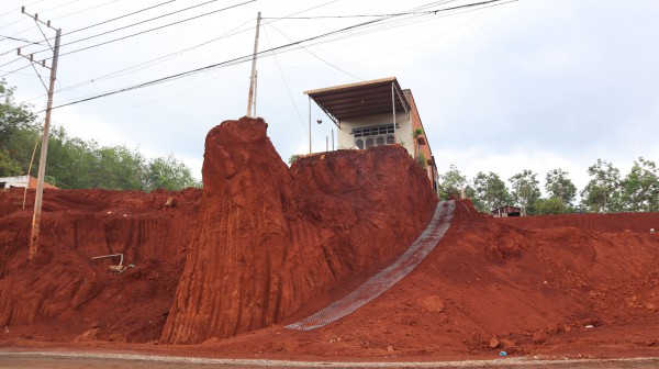 Hạ cốt nền đường, nhà dân chênh vênh bên mép vực sâu: Trách nhiệm thuộc về ai? Hạ cốt nền đường, nhà dân chênh vênh bên mép vực sâu: Trách nhiệm thuộc về ai?