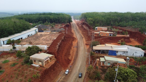 Hạ cốt nền đường, nhà dân chênh vênh bên mép vực sâu: Đất múc đi đâu?