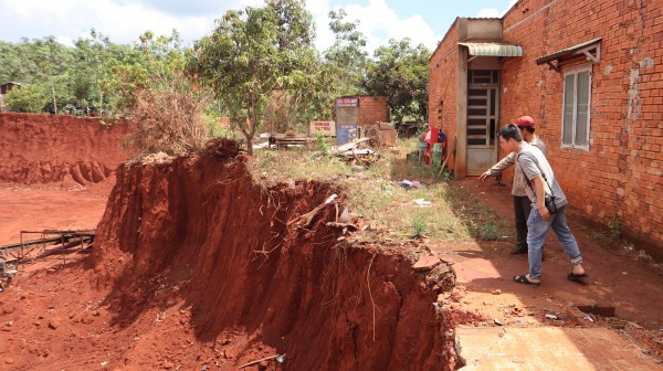 Hạ cốt nền đường ở Đồng Nai, nhiều nhà dân chênh vênh bên mép vực sâu