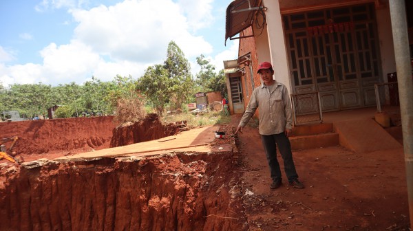 Hạ cốt nền đường ở Đồng Nai, nhiều nhà dân chênh vênh bên mép vực sâu