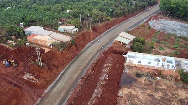 Hạ cốt nền đường ở Đồng Nai, nhiều nhà dân chênh vênh bên mép vực sâu