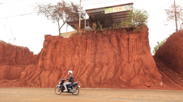 Hạ cốt nền đường ở Đồng Nai, nhiều nhà dân chênh vênh bên mép vực sâu
