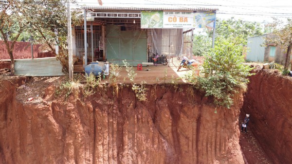 Hạ cốt nền đường ở Đồng Nai, nhiều nhà dân chênh vênh bên mép vực sâu