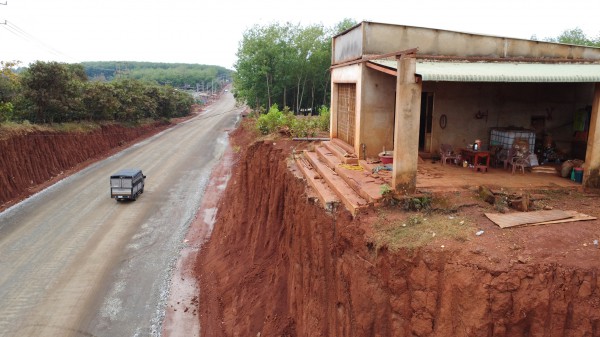 Hạ cốt nền đường ở Đồng Nai, nhiều nhà dân chênh vênh bên mép vực sâu