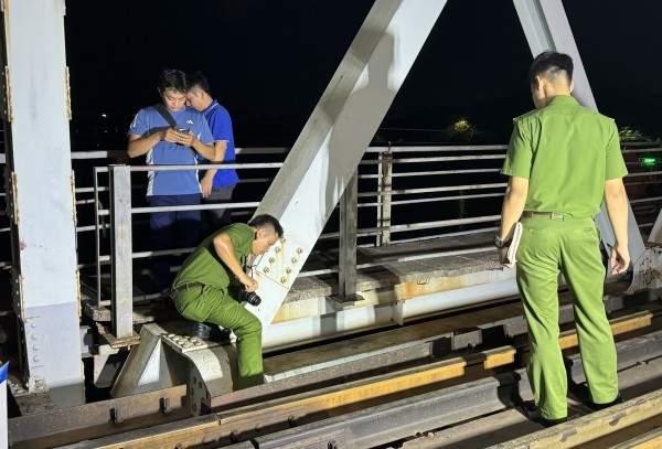 Hải Phòng: Tàu chở hàng đâm biến dạng cầu quay đường sắt Tam Bạc