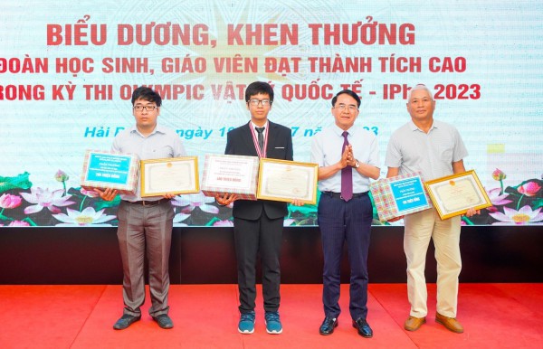 Hải Phòng thưởng 400 triệu đồng cho học sinh đạt huy chương bạc vật lý quốc tế