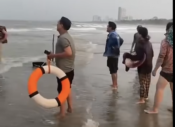 Hai anh em sinh đôi bị sóng cuốn trôi trên biển Cửa Lò