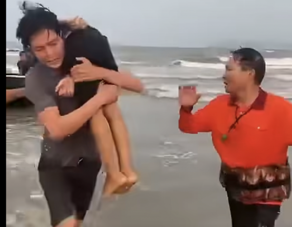 Hai anh em sinh đôi bị sóng cuốn trôi trên biển Cửa Lò