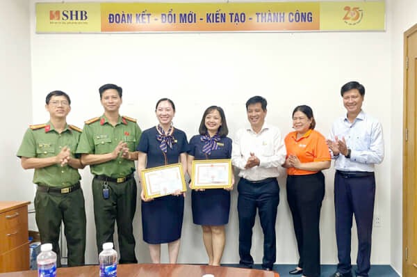 Hai cán bộ ngân hàng kịp thời chặn đứng vụ lừa đảo chiếm đoạt tiền tỉ Hai cán bộ ngân hàng kịp thời chặn đứng vụ lừa đảo chiếm đoạt tiền tỉ