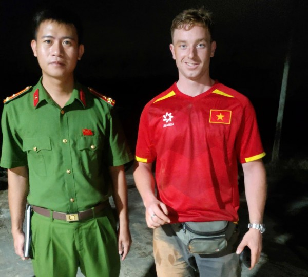 Hai du khách Hà Lan đi lạc vào rừng sâu được công an Quảng Trị giải cứu Hai du khách Hà Lan đi lạc vào rừng sâu được công an Quảng Trị giải cứu