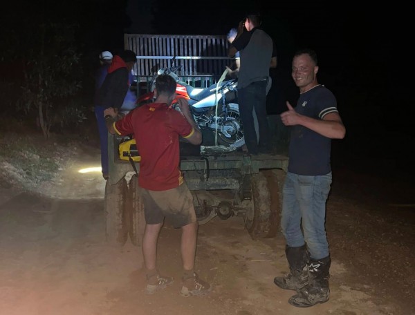 Hai du khách Hà Lan đi lạc vào rừng sâu được công an Quảng Trị giải cứu Hai du khách Hà Lan đi lạc vào rừng sâu được công an Quảng Trị giải cứu