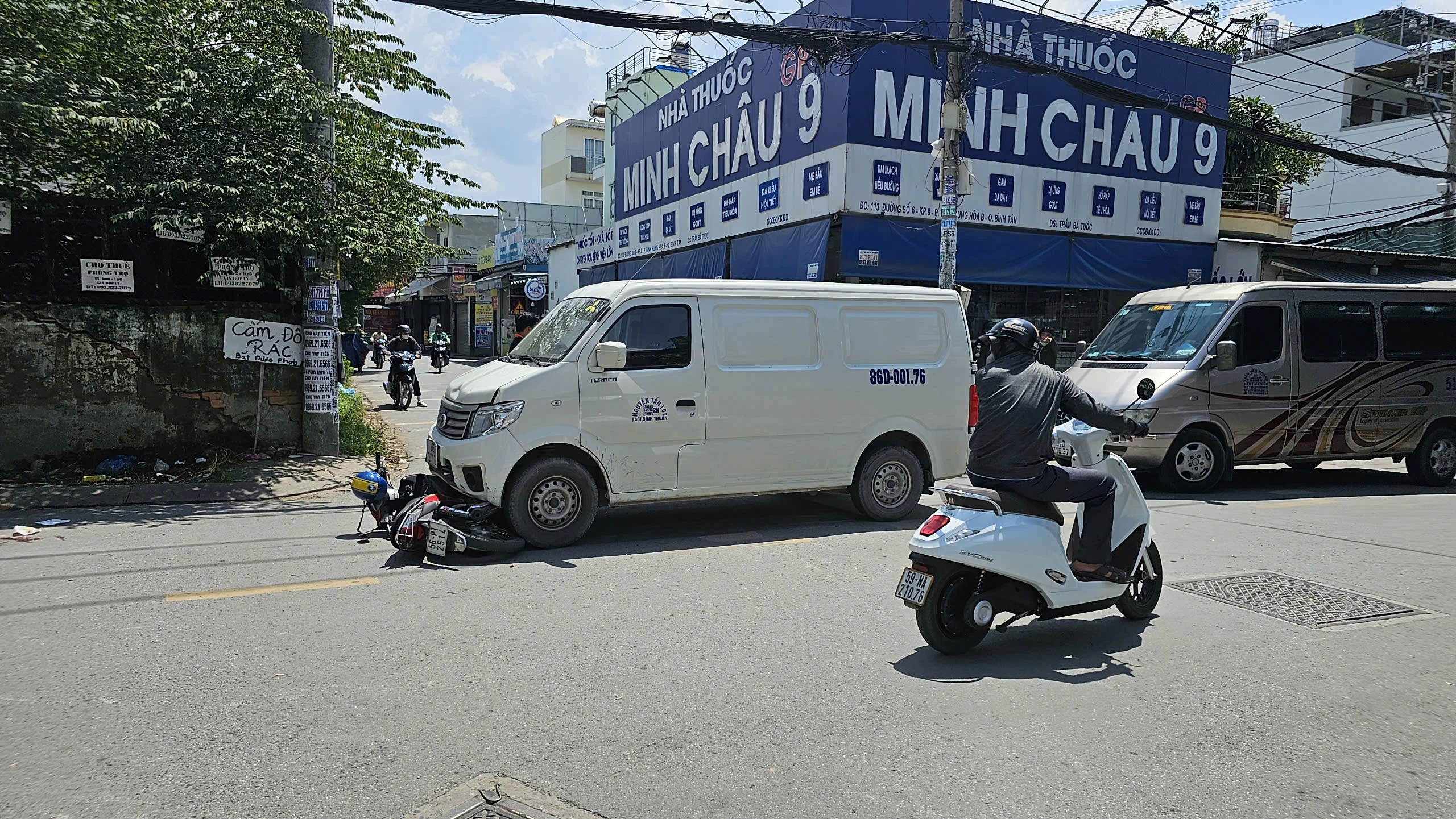 Hai ông cháu bị ô tô tông văng giữa ngã tư không đèn tín hiệu