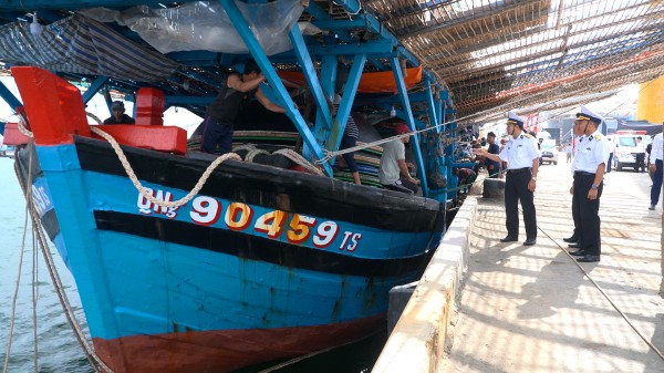 Hải quân xuyên đêm vượt sóng lớn, lai dắt tàu cá Quảng Ngãi cùng 36 ngư dân về bờ an toàn