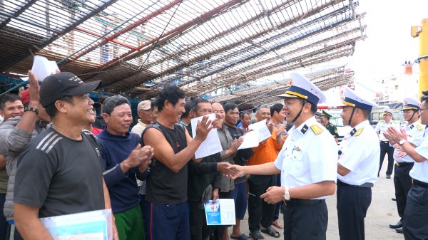 Hải quân xuyên đêm vượt sóng lớn, lai dắt tàu cá Quảng Ngãi cùng 36 ngư dân về bờ an toàn