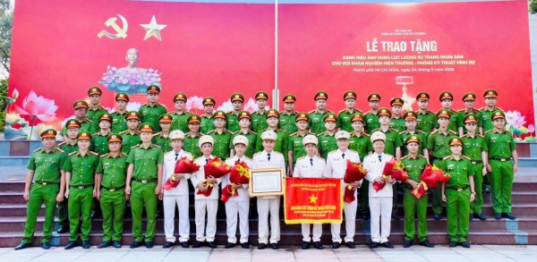 Hai tập thể Công an TP.HCM nhận danh hiệu Anh hùng lực lượng vũ trang nhân dân Hai tập thể Công an TP.HCM nhận danh hiệu Anh hùng lực lượng vũ trang nhân dân