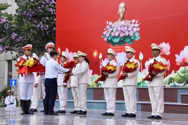 Hai tập thể Công an TP.HCM nhận danh hiệu Anh hùng lực lượng vũ trang nhân dân Hai tập thể Công an TP.HCM nhận danh hiệu Anh hùng lực lượng vũ trang nhân dân