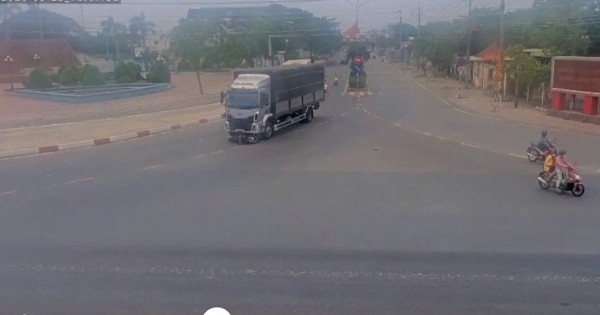 Hai vụ tai nạn khiến 4 người tử vong: Hiểm họa tạt đầu xe tải, container Hai vụ tai nạn khiến 4 người tử vong: Hiểm họa tạt đầu xe tải, container
