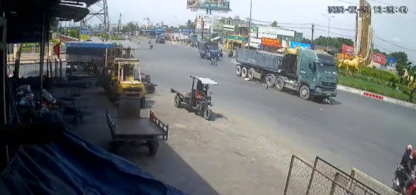 Hai vụ tai nạn khiến 4 người tử vong: Hiểm họa tạt đầu xe tải, container Hai vụ tai nạn khiến 4 người tử vong: Hiểm họa tạt đầu xe tải, container