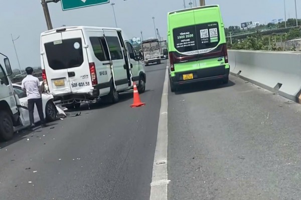 Hai vụ tai nạn liên tiếp trên cao tốc TP.HCM - Trung Lương khiến giao thông tê liệt