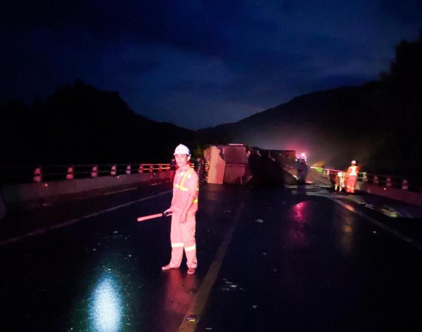 Hai xe tải đối đầu trên cao tốc La Sơn - Túy Loan, một chiếc rơi xuống cầu