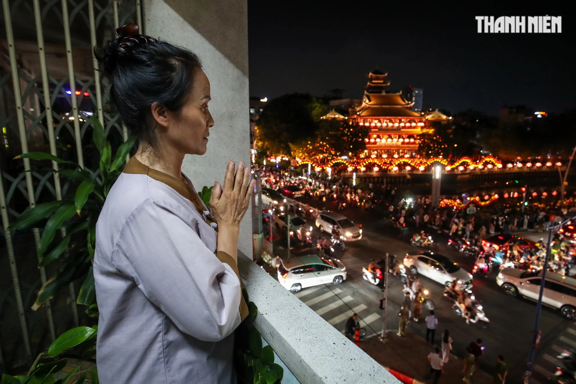 Hàng ngàn người dân TP.HCM chật kín trên đường thả hoa đăng kính mừng Phật đản