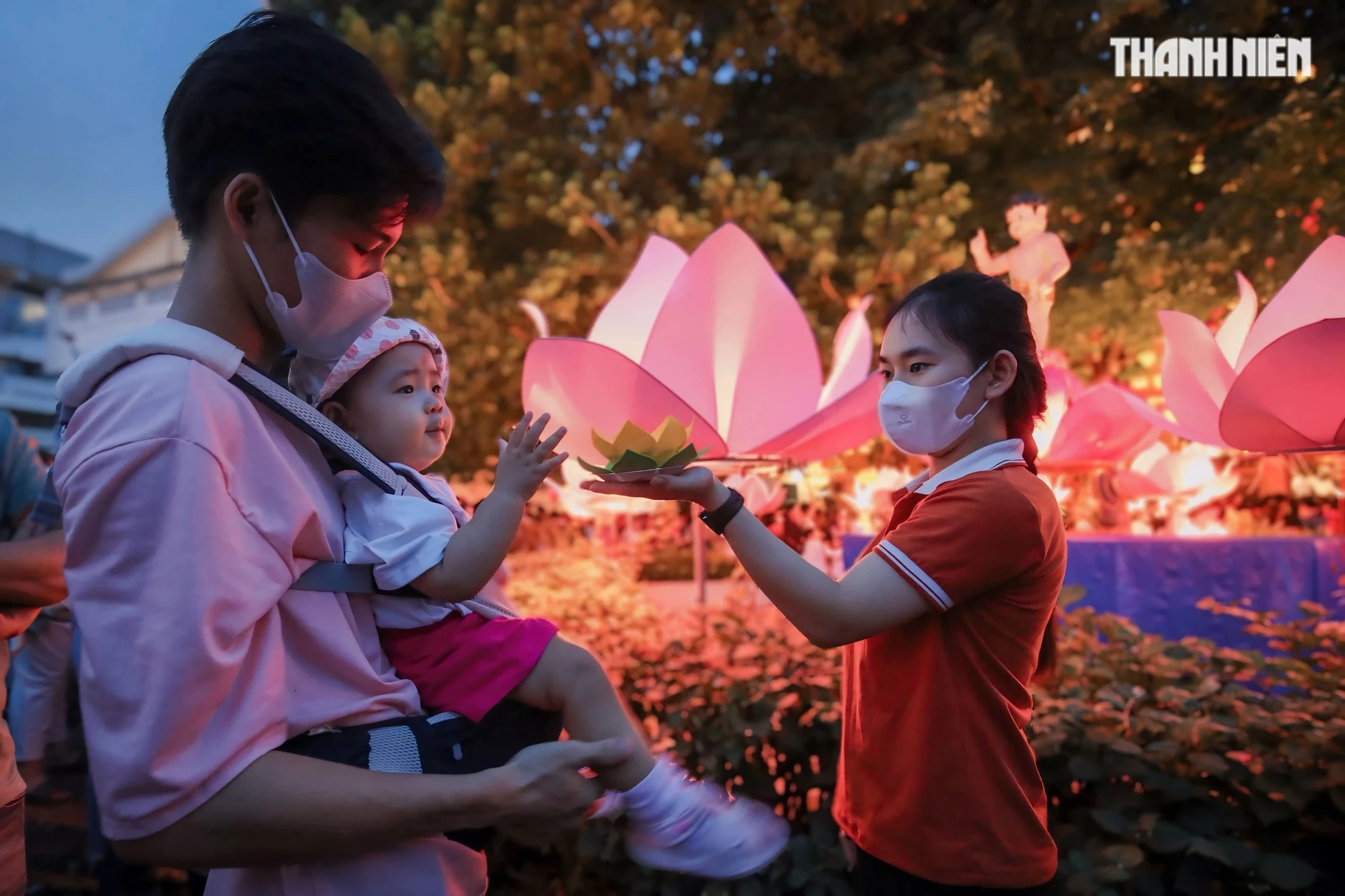 Hàng ngàn người dân TP.HCM chật kín trên đường thả hoa đăng kính mừng Phật đản