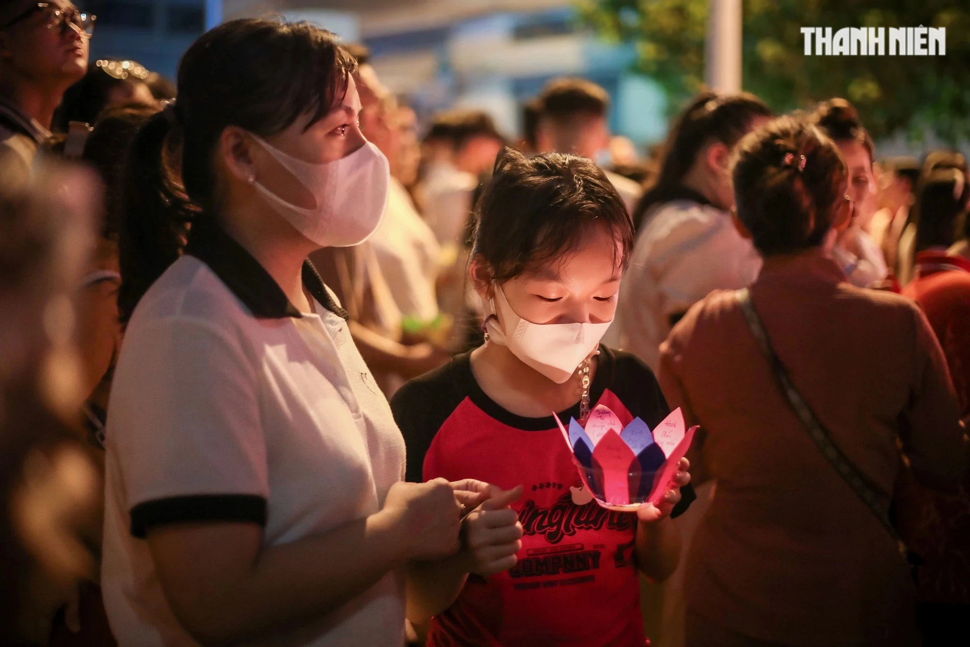 Hàng ngàn người dân TP.HCM chật kín trên đường thả hoa đăng kính mừng Phật đản