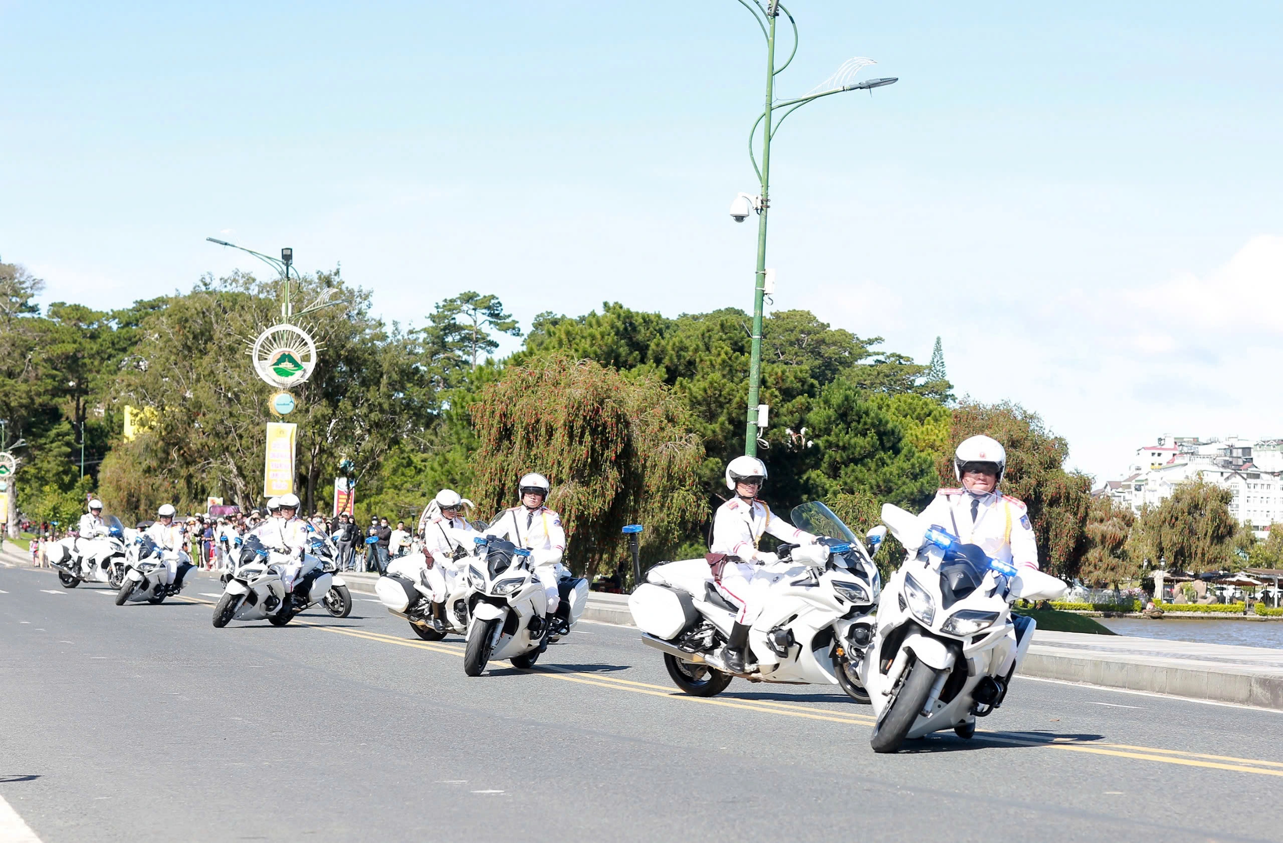 Hàng ngàn người đến xem công an biểu diễn võ thuật, kỹ năng phòng chống tội phạm