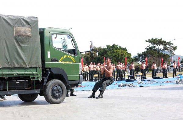 Hàng ngàn người đến xem công an biểu diễn võ thuật, kỹ năng phòng chống tội phạm