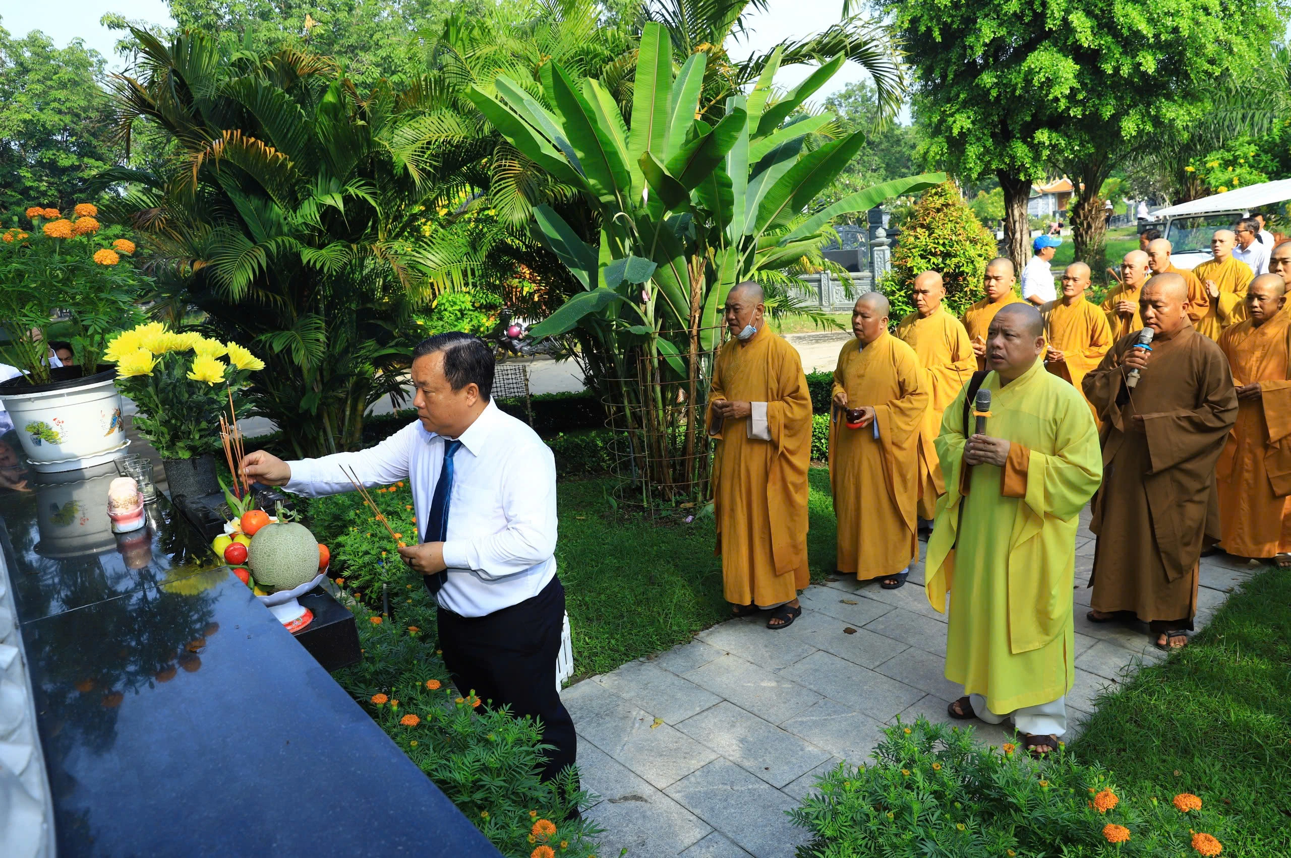 Hàng nghìn người tham gia đại lễ Vu lan báo hiếu tại Hoa viên nghĩa trang Bình Dương