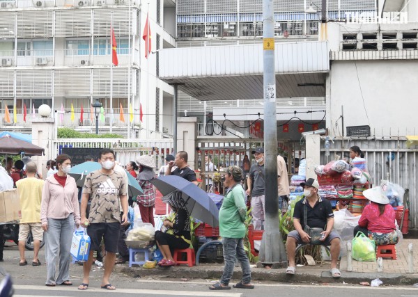 Hàng rong quanh bệnh viện lớn ở TP.HCM khó dẹp vì 'nắm rõ lịch kiểm tra' Hàng rong quanh bệnh viện lớn ở TP.HCM khó dẹp vì 'nắm rõ lịch kiểm tra'