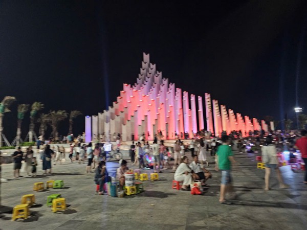 Hàng rong tái diễn, loa kẹo kéo 'tấn công' công viên Bãi Sau Vũng Tàu Hàng rong tái diễn, loa kẹo kéo 'tấn công' công viên Bãi Sau Vũng Tàu