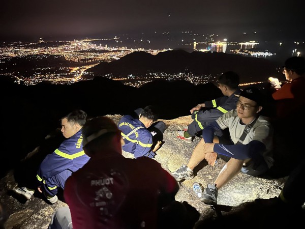 Hàng trăm người tìm kiếm nam thanh niên mất tích khi leo núi tại Khánh Hòa Hàng trăm người tìm kiếm nam thanh niên mất tích khi leo núi tại Khánh Hòa