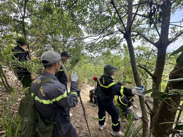 Hàng trăm người tìm kiếm nam thanh niên mất tích khi leo núi tại Khánh Hòa Hàng trăm người tìm kiếm nam thanh niên mất tích khi leo núi tại Khánh Hòa
